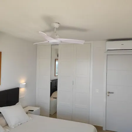 Beachfront Luxury: Sea View Apartment